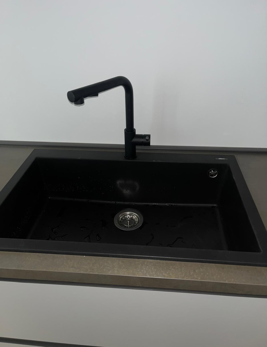 Installazione lavandino moderno
